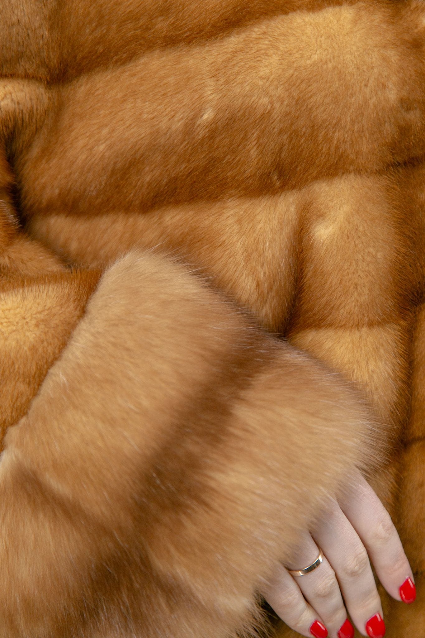 Шуба з хутра норки з коміром і манжетами із соболя (голд) — 7