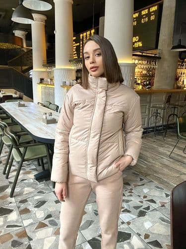 Женская куртка бежевого цвета