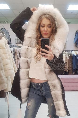 Черная парка с белым мехом натурального песца