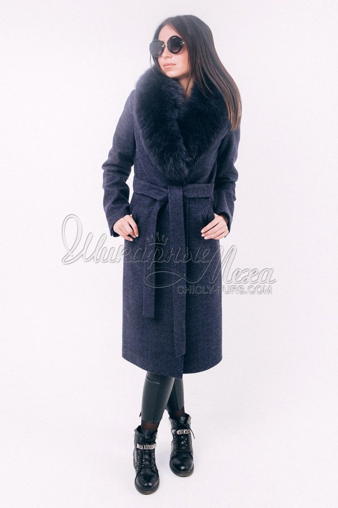 Женское зимнее пальто из ангоры с меховым воротником