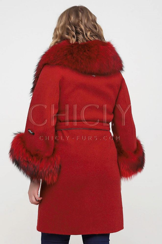 Красное пальто с меховым воротником и манжетами