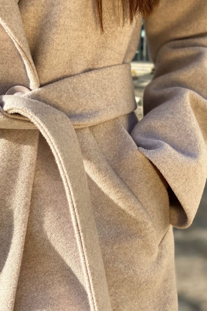 Шерстяное пальто фасона халат жемчужного цвета