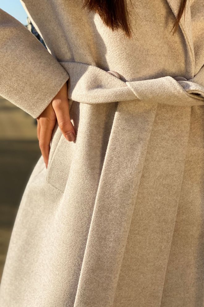 Шерстяное пальто фасона халат жемчужного цвета
