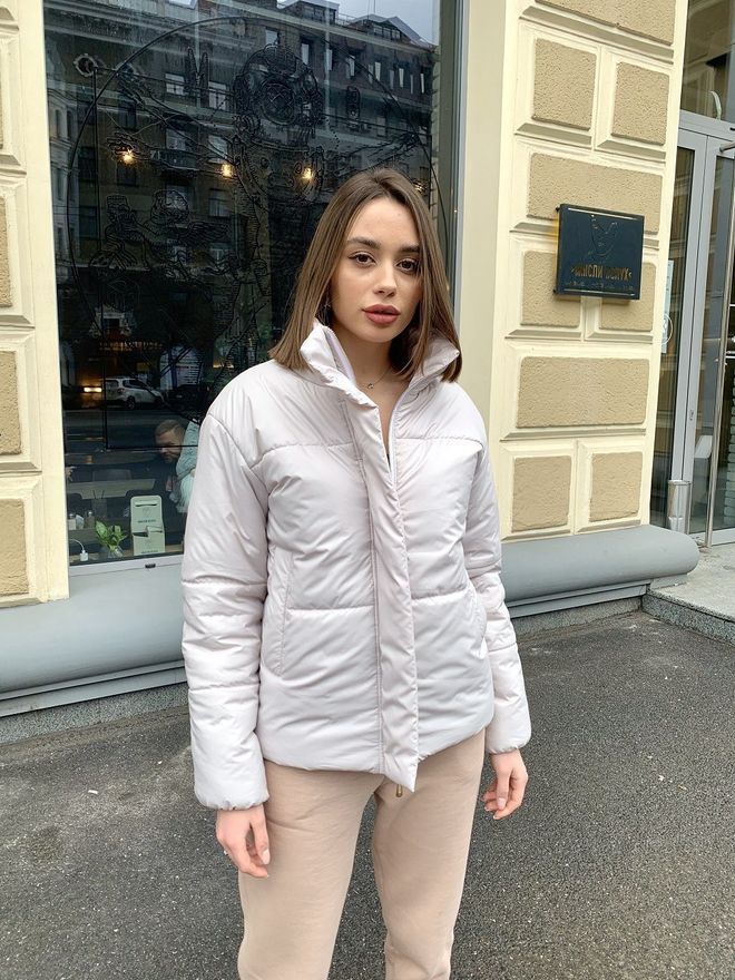 Женская куртка молочного цвета с фурниторой цвета серебро