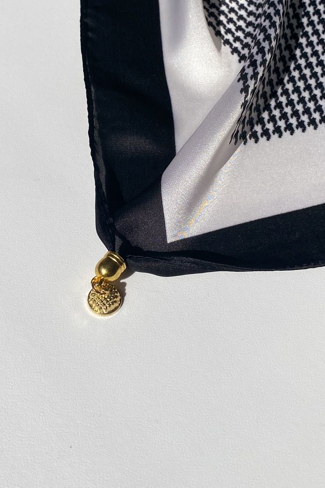 Платок с магнитной застежкой (черно-белый)