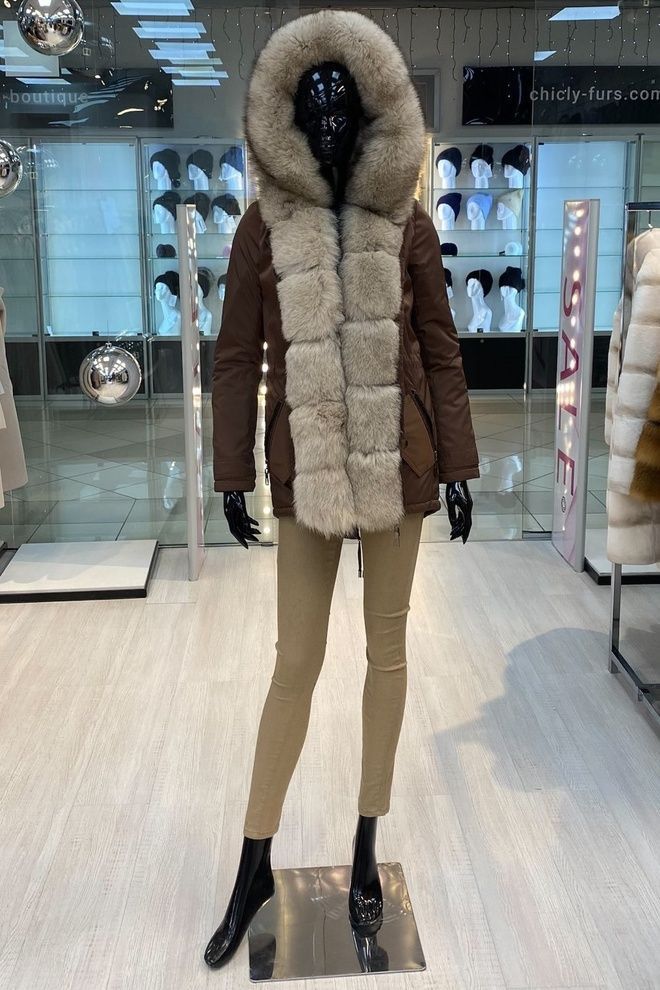 Зимова жіноча парка коричнева з хутром песця пастель Зимова жіноча парка коричнева з хутром песця пастель