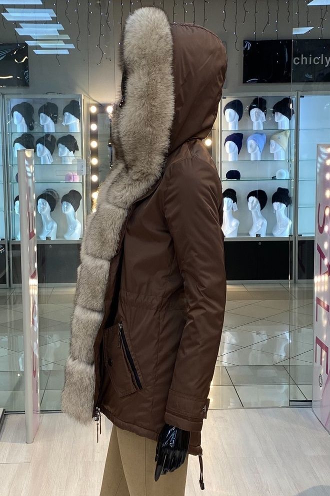 Зимова жіноча парка коричнева з хутром песця пастель Зимова жіноча парка коричнева з хутром песця пастель