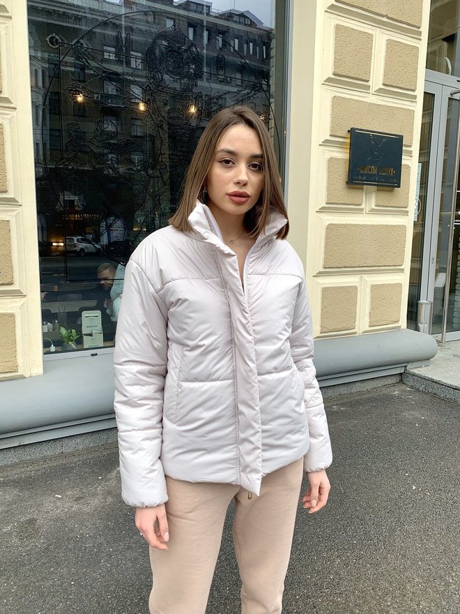 Женская куртка молочного цвета