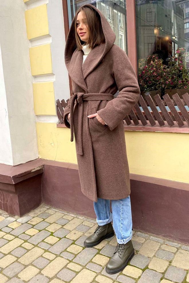 Зимове пальто-халат на запах без хутра з капюшоном