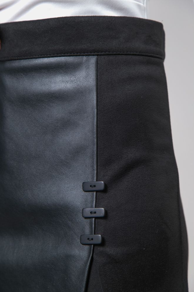 Шорты-юбка с разрезом из эко-кожи+замш (черный)