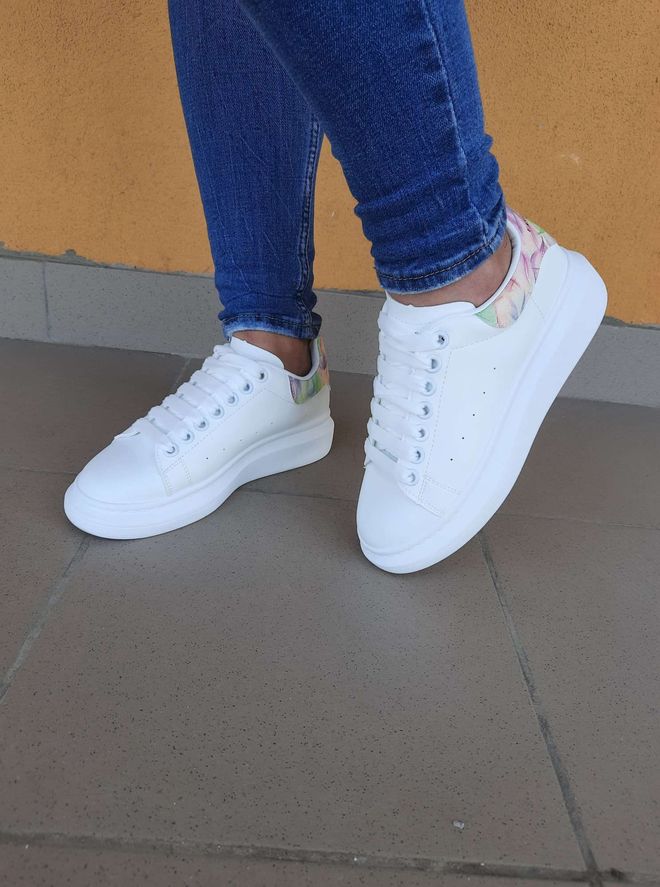Белые кроссовки с цветным задником