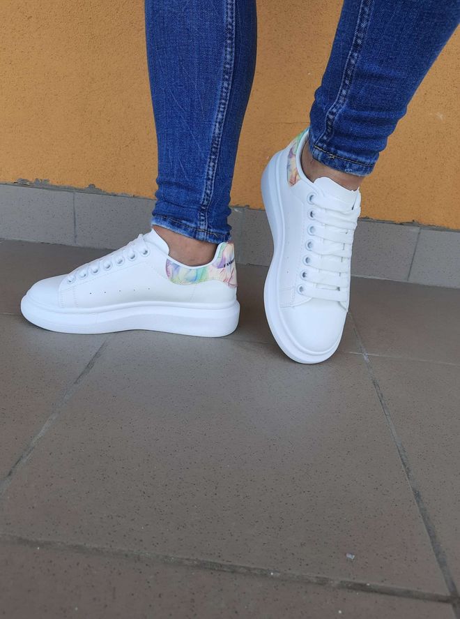 Білі кросівки з кольоровим задником