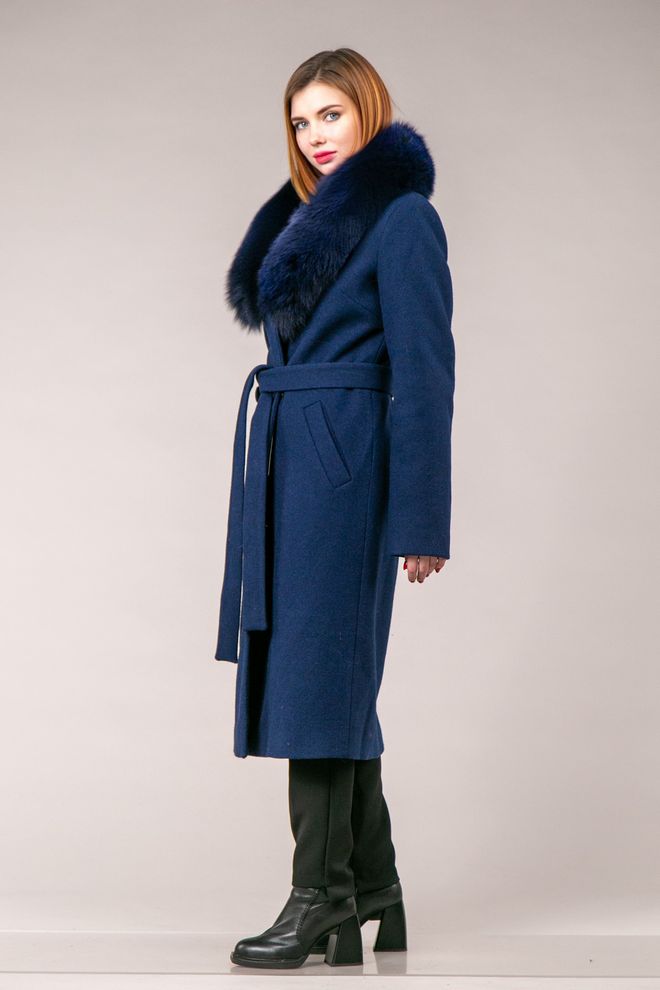 Женское зимнее пальто из ангоры с меховым воротником
