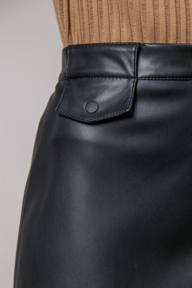 Шорты-юбка с карманом из эко-кожи (черный)