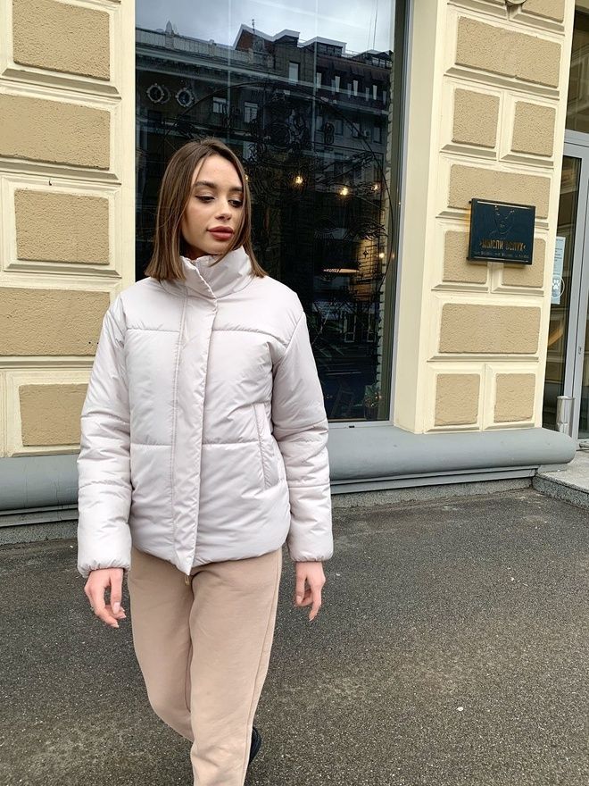 Женская куртка молочного цвета
