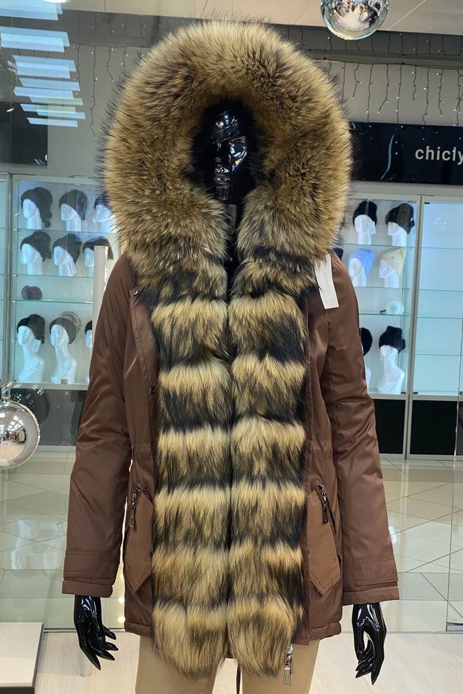 Парка коричнева з натуральним хутром єнота