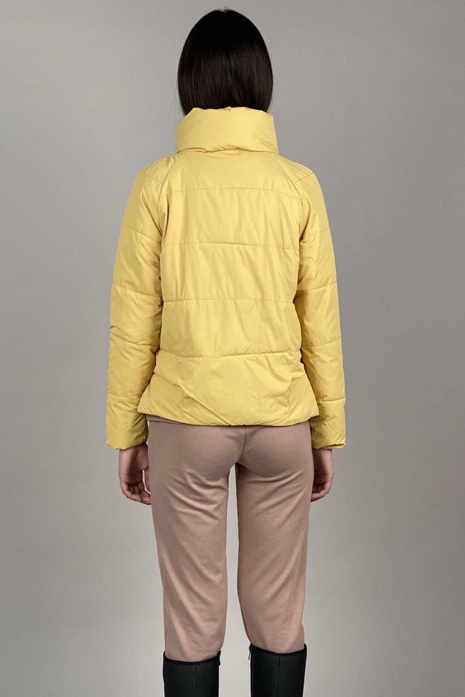 Легкая желтая курточка