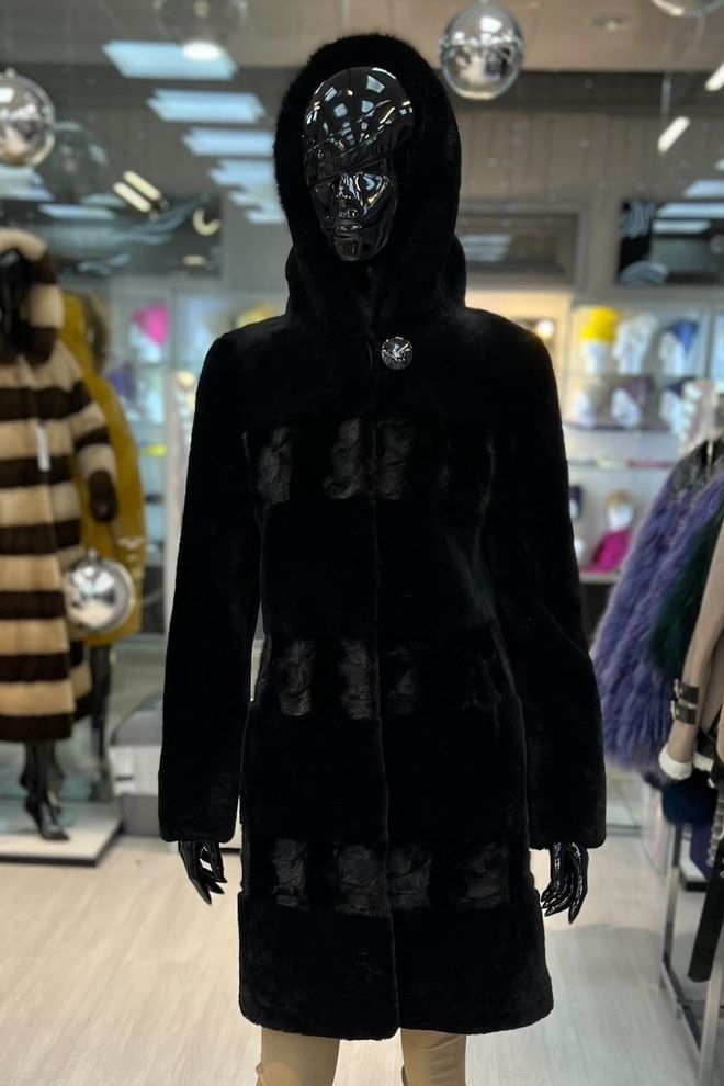 Шуба мутоновая с поперечными полосами из норки