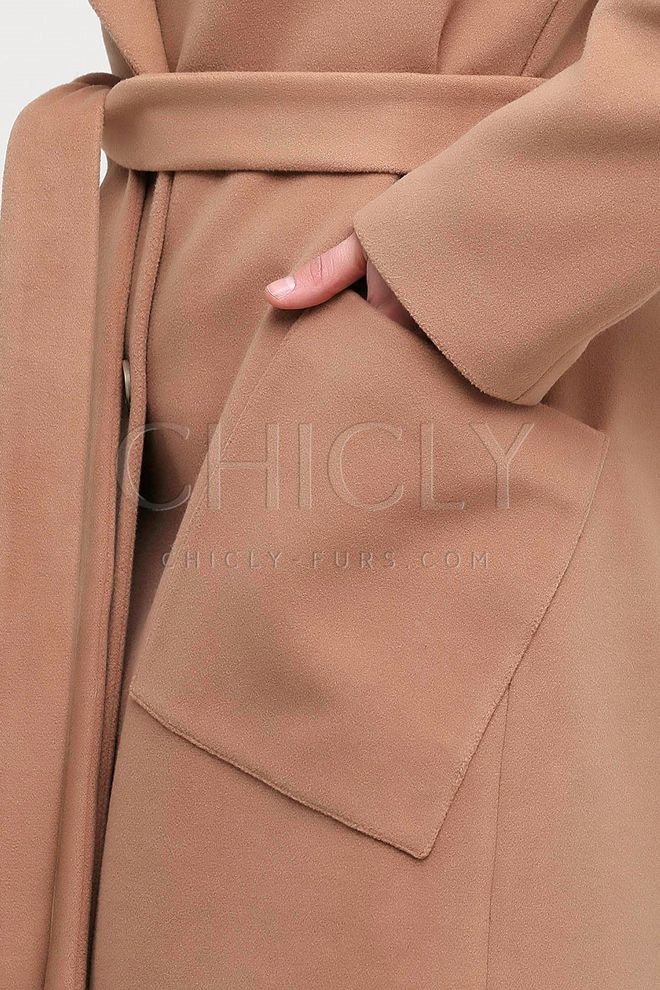 Двубортное пальто цвета кэмел с накладными карманами